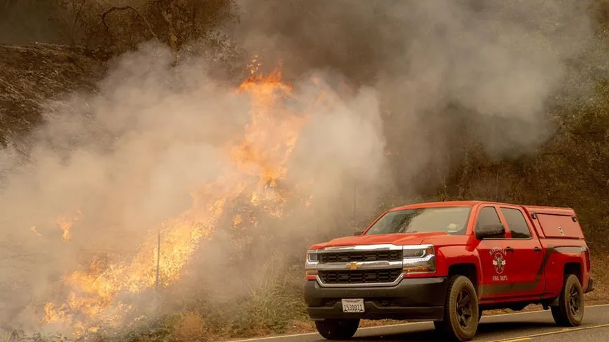 Los muertos por los incendios en EE.UU. se acercan a 30.