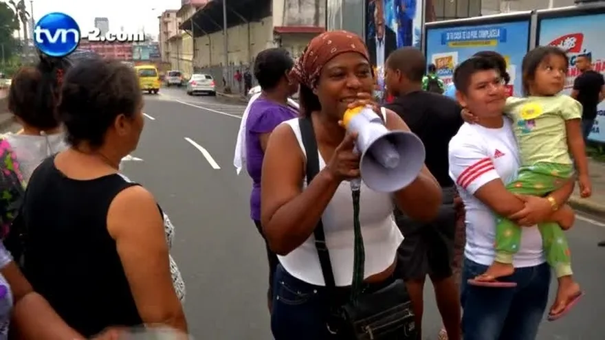 Residentes cierran Ave. de Los Mártires