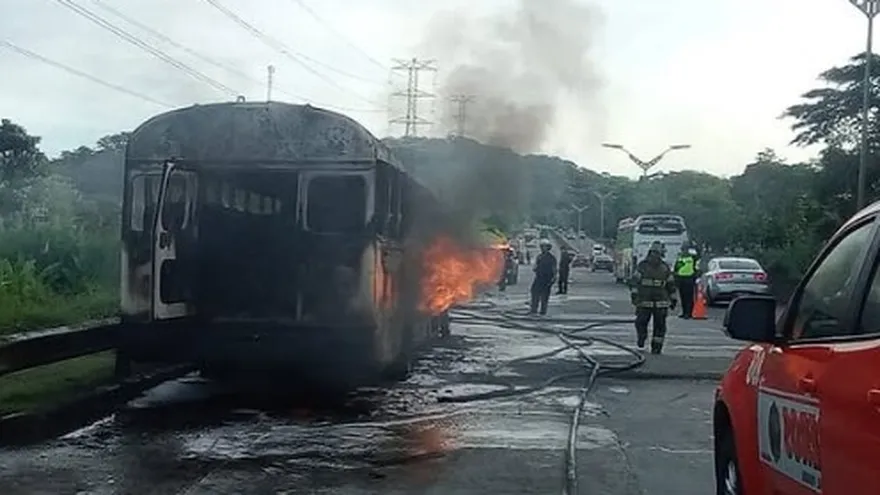 Imágenes del autbús incendiado en la autopista Panamá-Colón.