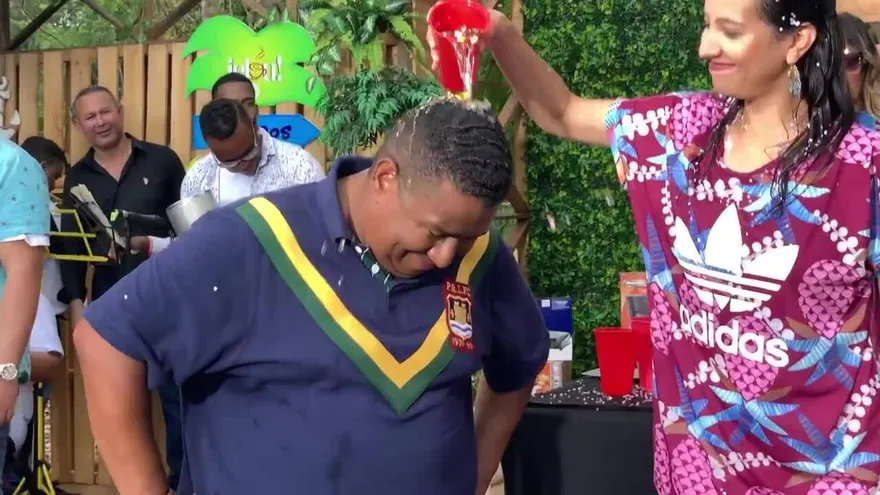 ¡Eddy Vásquez cumple el reto y se cae en medio del relajo!