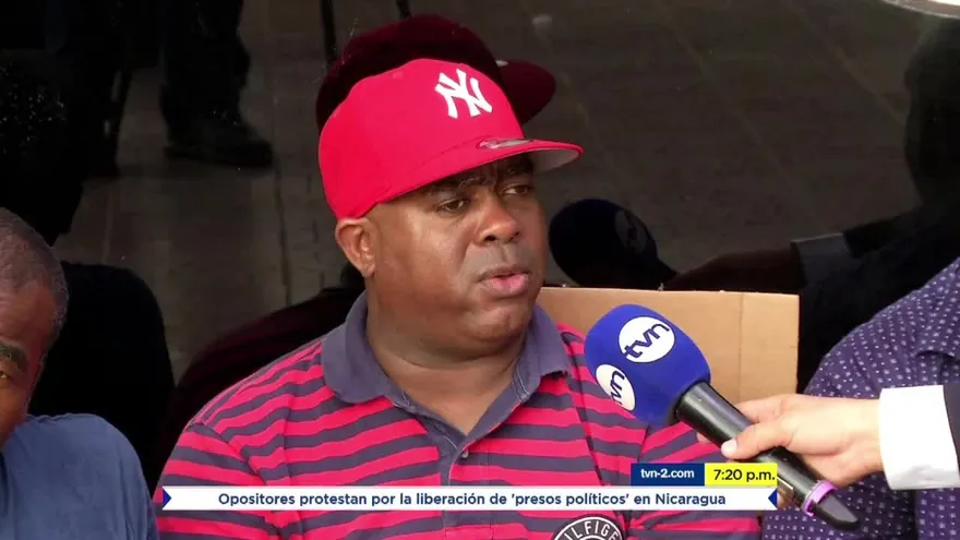 Transportistas colonenses permanecen encadenados frente a la ATTT