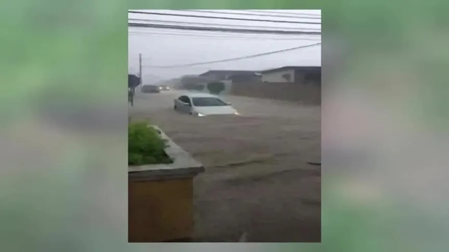 Lluvias causan inundaciones, hay un menor desaparecido