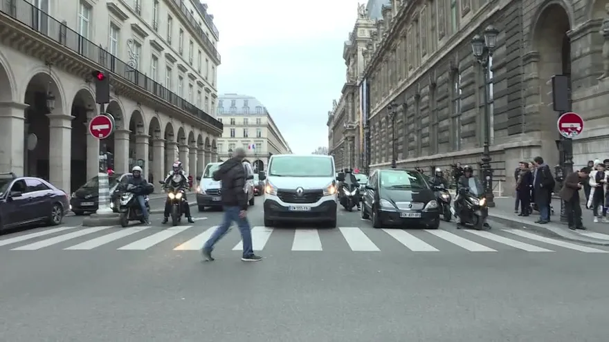 Baja participación en protestas en Francia con choques