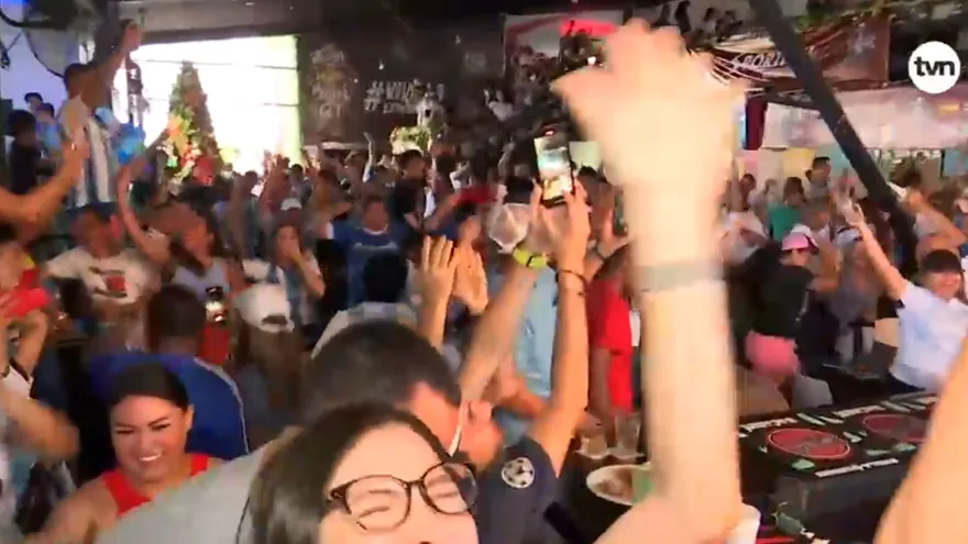Fanáticos de Argentina en la capital celebran el campeonato mundial