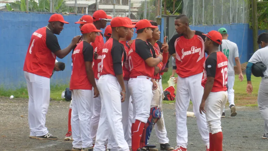 Integrantes del equipo de béisbol intermedio de Juan Díaz
