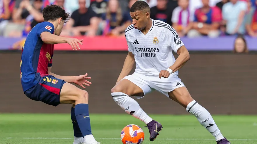 Kylian Mbappé enfrenta a Pau Cubarsí durante un partido entre el Rea Madrid y el Barcelona