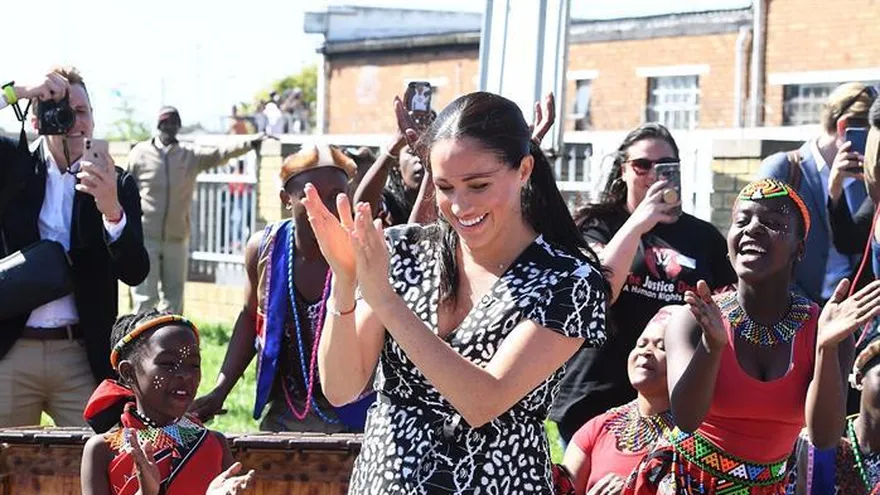 La duquesa de Sussex durante un viaje a Sudafrica lució un vestido estampado en negro y blanco con línea "wrap".