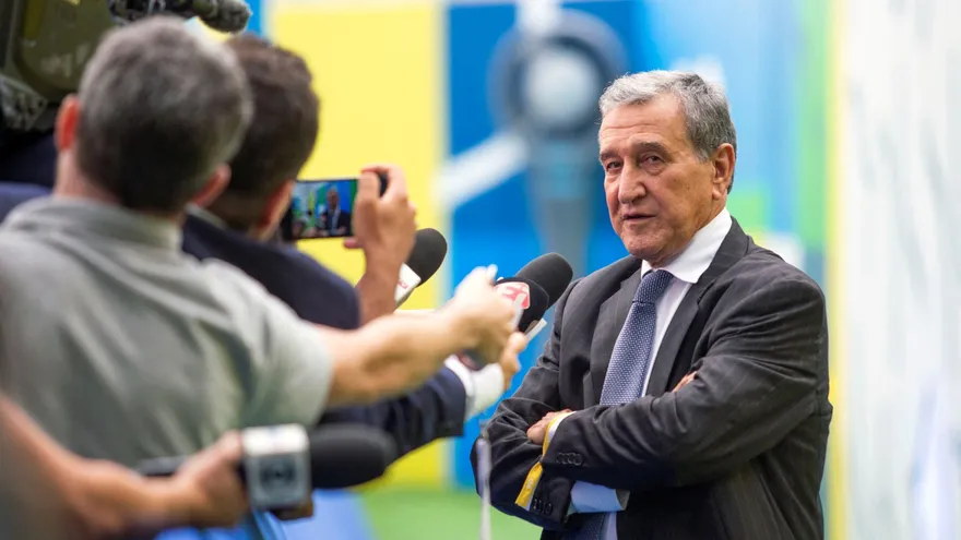 Carlos Alberto Parreira da declaraciones durante una entrevista
