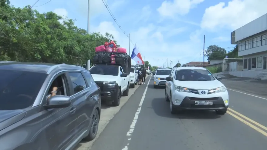 Dos generaciones del Colegio José Daniel Crespo llevan ayuda en Herrera