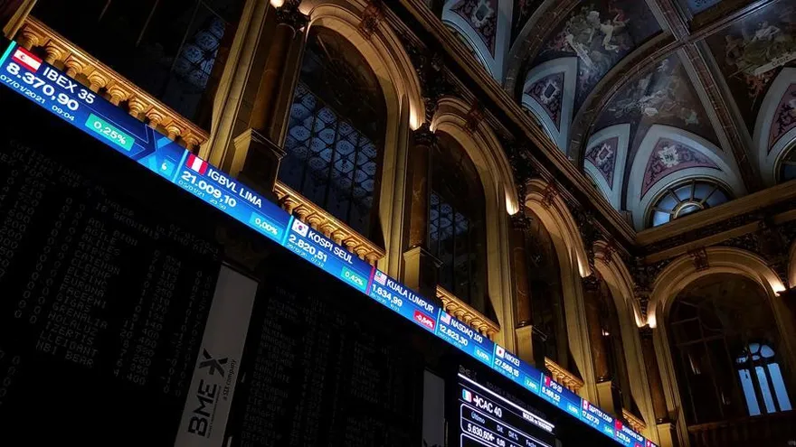 Información bursátil al inicio de la sesión este jueves en el parqué madrileño.