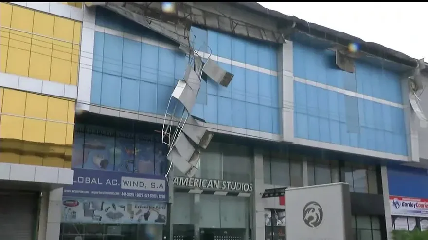 Letrero cae sobre varios autos en la provincia de Colón