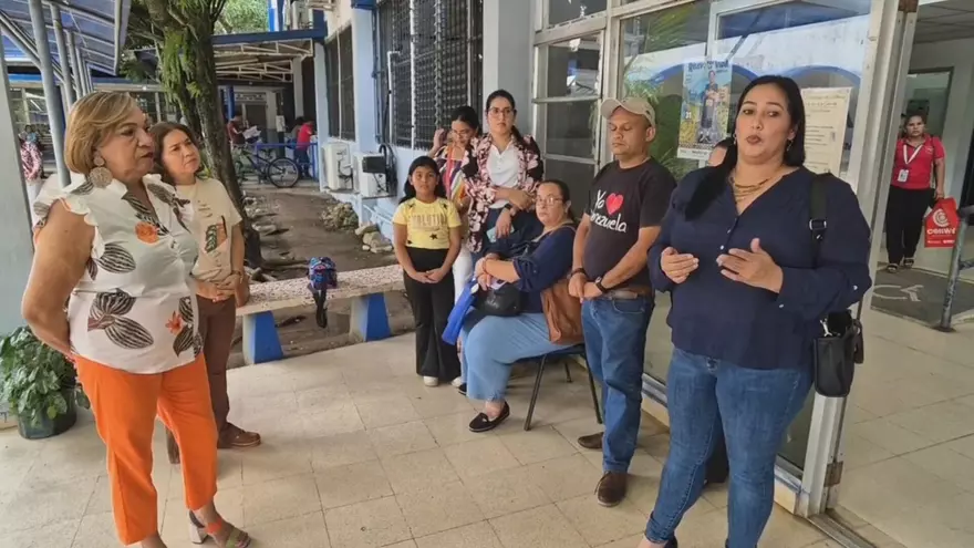 Docentes afectados por quincenas suspendidas asistieron a la sede regional del Meduca de Chiriquí