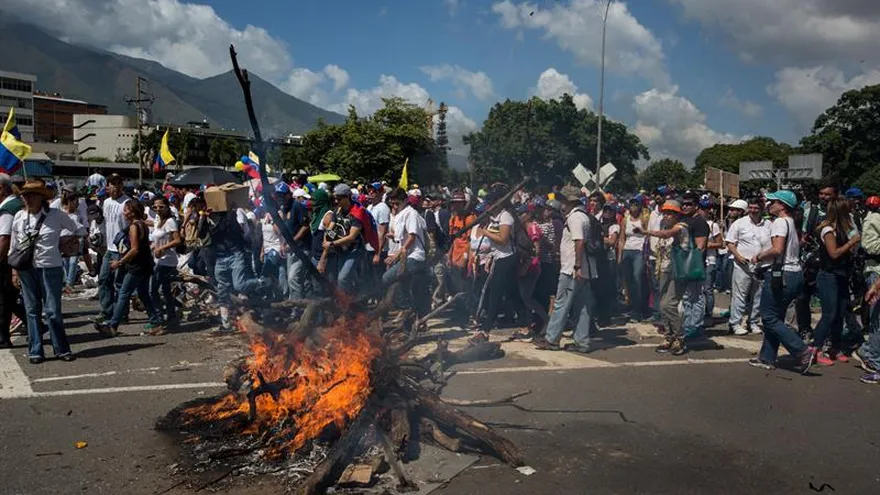 Manifestantes bloquean una vía durante una protesta hoy, sábado 20 de mayo de 2017, en Caracas (Venezuela). La oposición venezolana se concentra hoy en las principales vías del país como parte de la agenda de protestas que se desarrolla desde hace mes y medio en Venezuela.