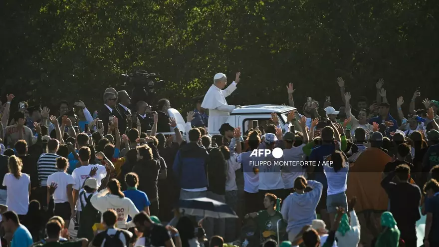 El papa León XIV saluda a los jóvenes antes de dirigir la misa del último día del Jubileo