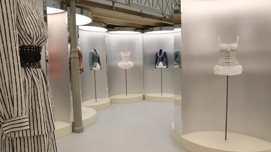 Creaciones de Azzedine Alaïa se expone durante la Semana de la Moda de París.