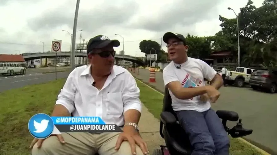 Arosemena recorre calles  en silla de ruedas con Juanpi