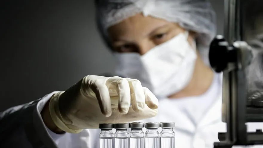 Productor de vacuna alerta sobre la falta de insumos .