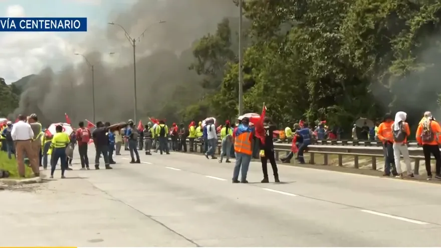 Cierre en la vía Centenario por parte de obreros