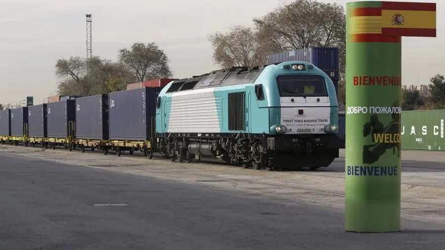 Llegada de un tren de mercancías directo entre China y España a la estación logística de Abroñigal en Madrid.