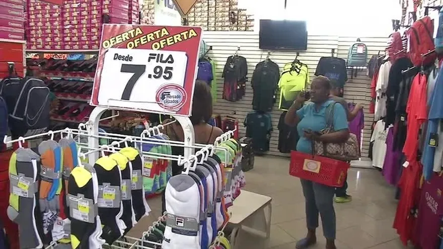 Comercio realiza atractivos baratillos de fin de año