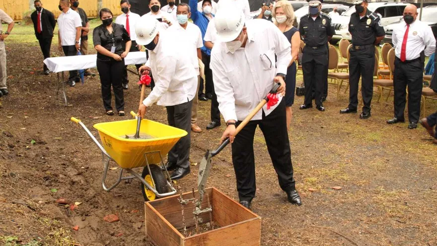 El ministro Juan Pino participó de la primera palada.