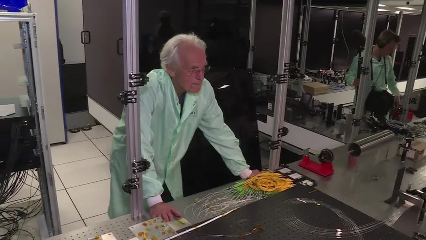 Ganador del Nobel de Física celebra premio por láser óptico