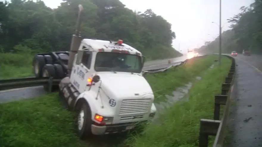 Camión se voltea en vía al Centenario en medio de intensa lluvia