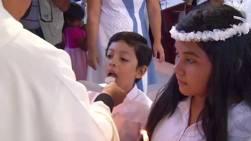 Niños reciben sacramento de la comunión al iniciar el jubileo de la misericordia