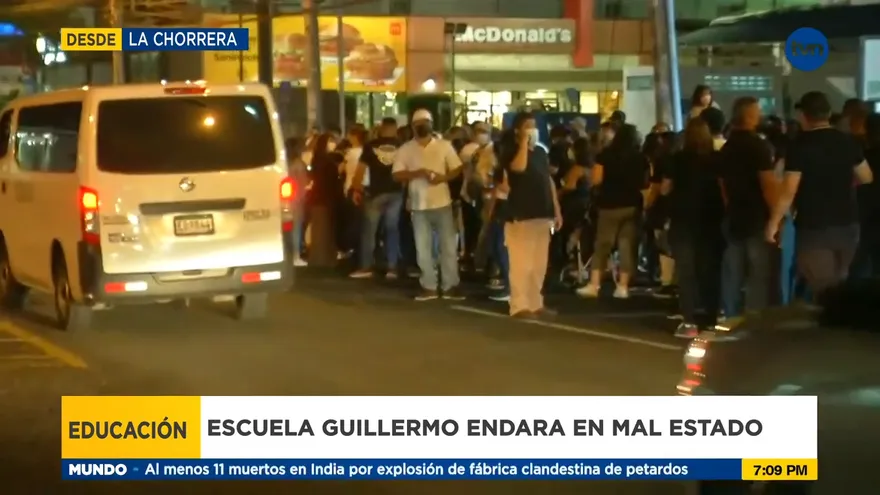 Padres de familia de la escuela Guillermo Endara protestan