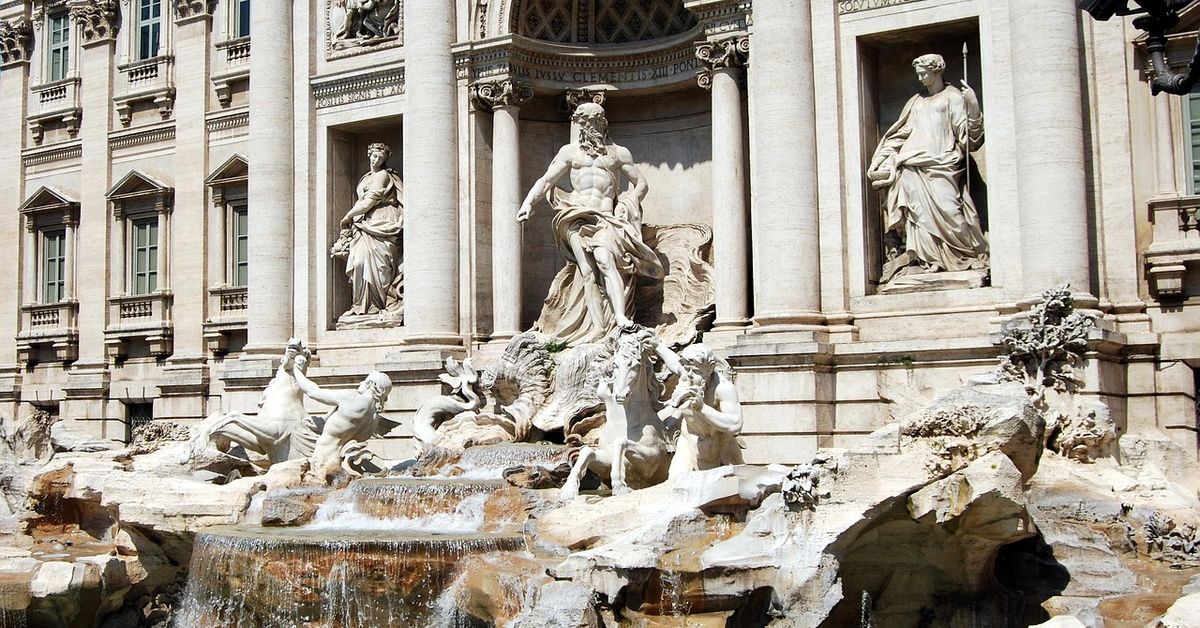 Turista es expulsado de Roma tras nadar en la Fontana di Trevi y recibir multa