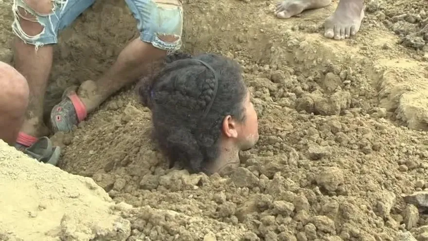 Mujer se entierra en Colombia para quitarse "energía" tras impacto de rayo