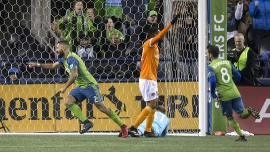 Clint Dempsey con la casaca 2, es el arma del Seattle