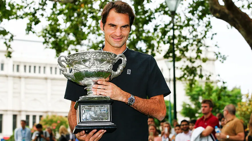 Roger Federer posa con el trofeo del Abierto de Australia