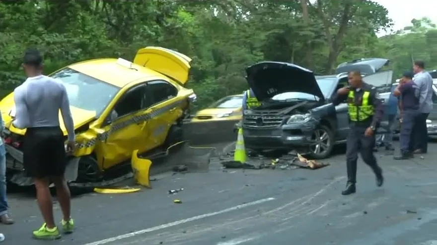 Siete autos chocan violentamente en Loma Cová