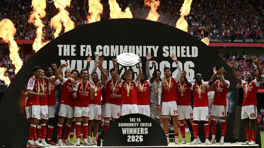 Jugadores del Arsenal celebran la conquista de la Community Shield