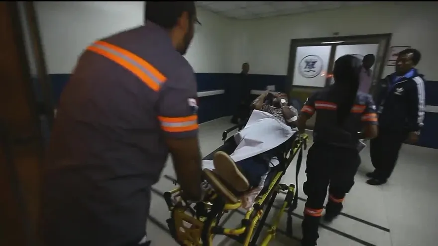 Delincuentes golpean a un hombre para robarle