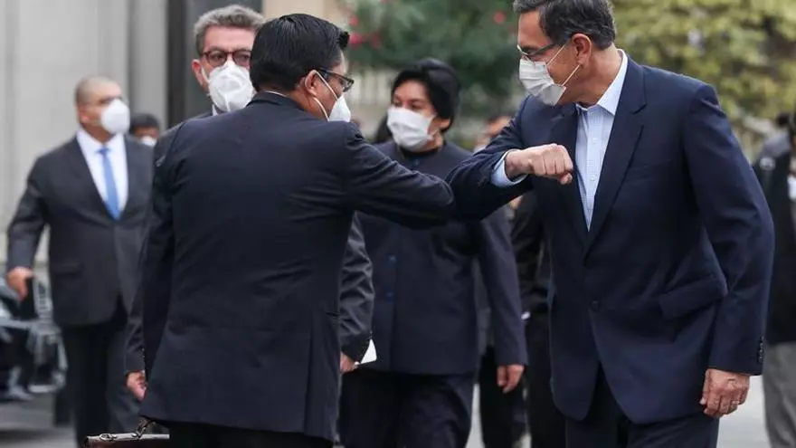 El presidente del Perú, Martín Vizcarra (d), saluda al presidente del Consejo de Ministros de Perú, Vicente Zeballos, previo a presentar ante el pleno del Congreso los planes de política general del Ejecutivo este jueves, en Lima (Perú)