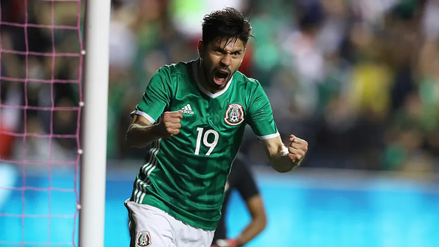 Oribe Peralta de México celebra el gol del triunfo de su equipo.