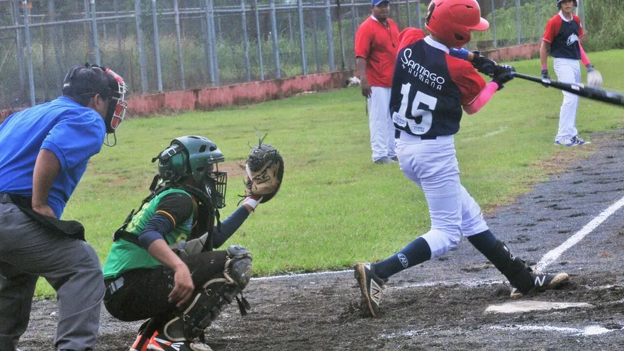 Acción del partido entre los equipos Sub 13-14 de Veraguas y Bocas del Toro