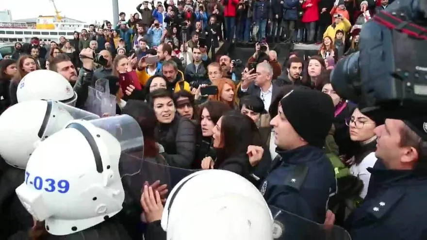 'Un violador en tu camino' causa disturbios en Estambul