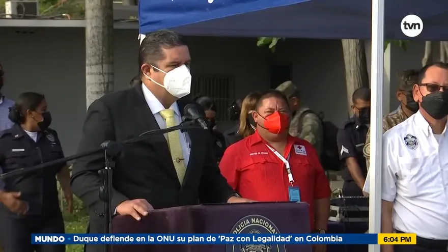 Ministro Pino se refiere al folleto cuestionado