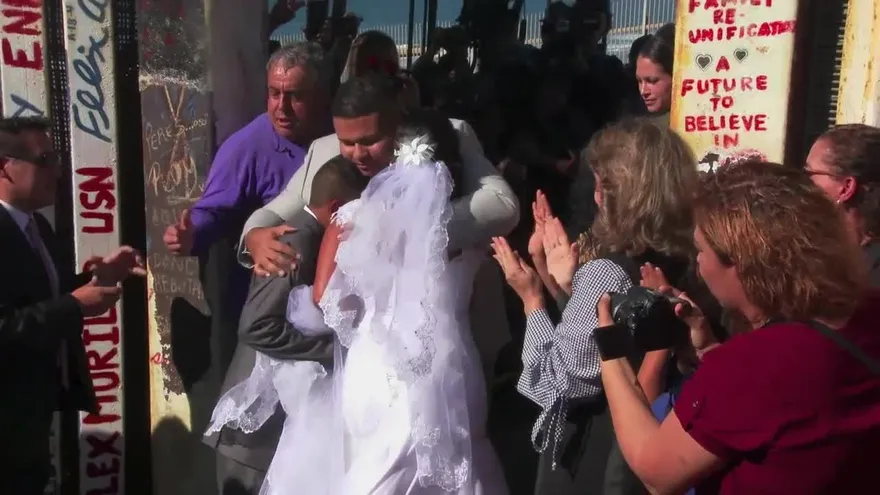 Mexicana y estadounidense se casan en muro fronterizo