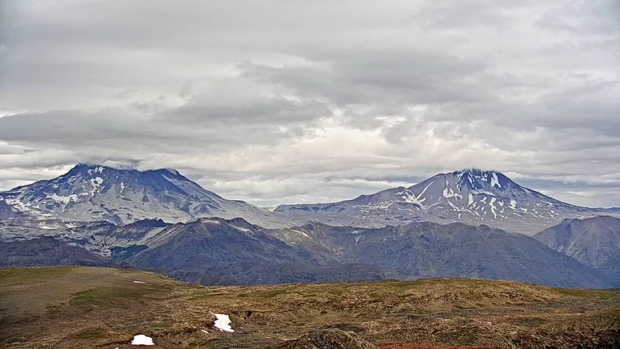 Vigilan actividad del volcán Descabezado Grande, en el centro de Chile