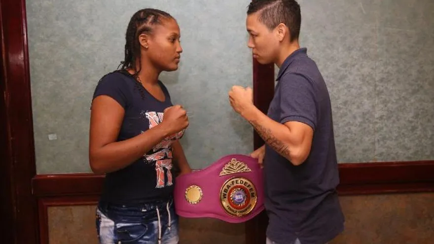 "La Fiera" Martínez cumple con el pesaje y está lista para volver al ring.