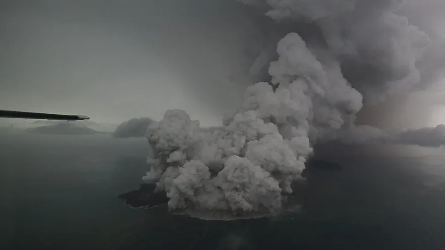 Indonesia eleva nivel de alerta por volcán causante del tsunami