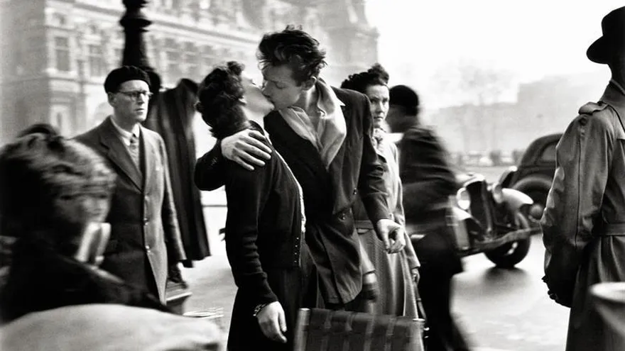 Fotografia facilitada por el Museo de Ixelles de el "Beso de l'Hôtel de Ville" de Robert Doisneau, una fotografía que resurgió décadas después con una gran polémica y que, si bien supuso el reconocimiento internacional del artista, eclipsó gran parte de su obra, que sale a la luz ahora en Bruselas.