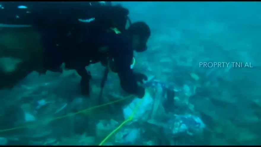 Buzos buscan las cajas negras del Boeing que se estrelló en Indonesia