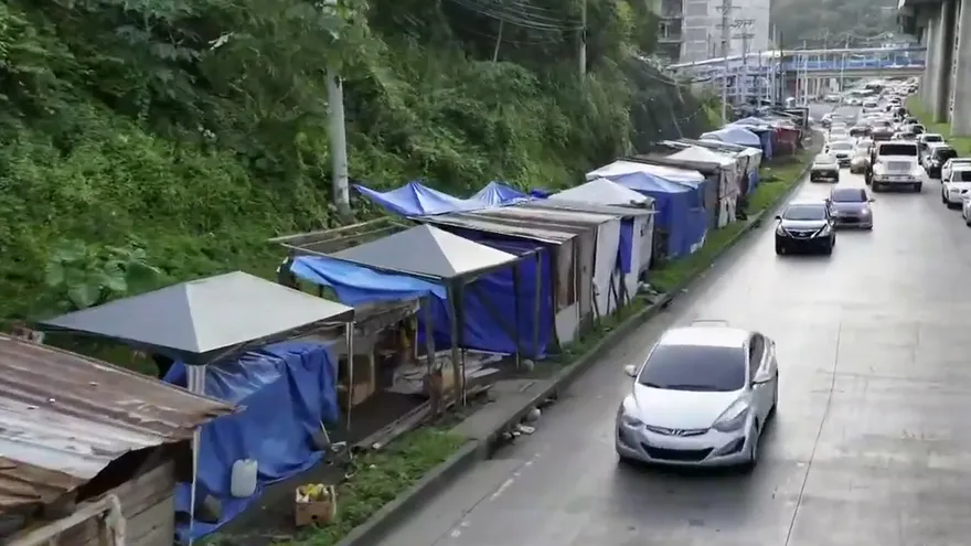 Invaden espacio público en San Isidro