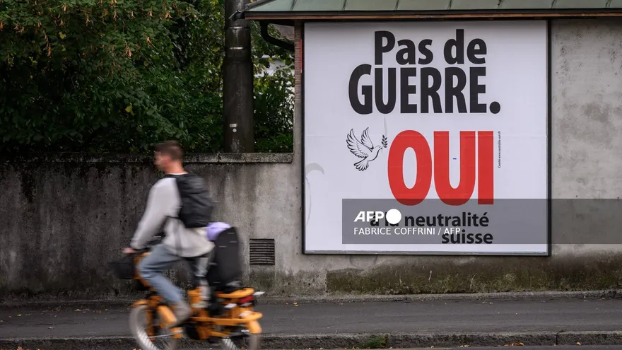 Un cartel electoral donde se lee "No a la guerra, Sí a la neutralidad suiza" en una calle de Lausana, en el oeste de Suiza