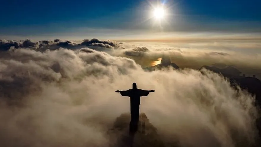 El Cristo Redentor sobresale sobre la espesa niebla en la cima del Corcovado